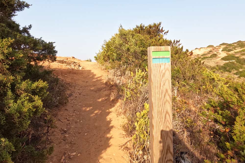 A route marker of the hike from Salema to Praia da Luz
